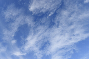 青い空に広がる高層雲