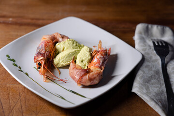 gamberoni con pancetta e  salsa guacamole