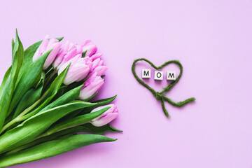 Pinke Tulpen und Mom in Holzbuchstaben umrahmt von einem Herz aus grüner Kordel. Draufsicht, Blumenstrauß, Muttertag. © Sonja Rachbauer