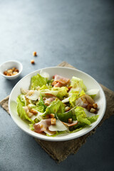 Green salad with bacon and cheese
