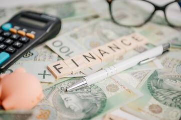 Napis finanse na tle banknotów © rozentuzjazmowany