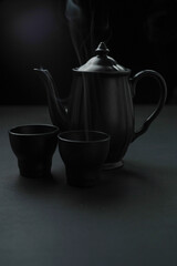 Teiera nera in controluce