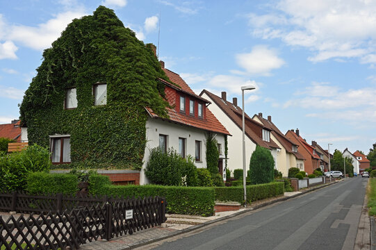 Wohnstraße mit Einfamilienhäusern aus der deutschen Nachkriegszeit