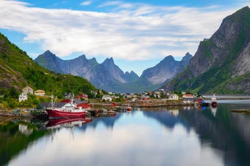 Crédence de cuisine en verre imprimé Reinefjorden Village de Reine avec bateaux de pêche et montagnes sur les îles Lofoten, Norvège