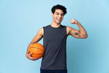 Obraz premium Venezuelan basketball player man over isolated background doing strong gesture