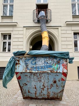 Schuttrutsche mit Baucontainer -Sanierung, Altbau, Entsorgung