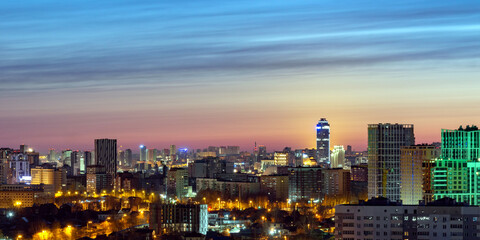 Obraz premium Dawn clouds over the metropolis of early sunset