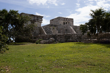 Fototapeta na wymiar The famous Tulum Castle is an ancient Mayan ruin in the Mayan city of Tulum and on the beach of Tulum, which belonged to the Mayan civilization in the Mayan Riviera, ideal for vacations.