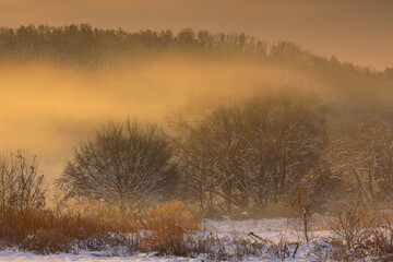 冬の北上川の雪景色