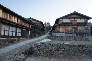 坂道に古民家が連なる早朝の中山道馬籠宿（岐阜県中津川市）