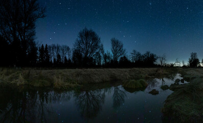 Nachtaufnahme im Januar mit Sternen, großer Wagen, 