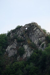 Fototapeta na wymiar FU 2020-06-20 Ahrtour hin 1169 Im Felsen ist ein Loch