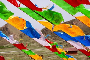 中国・甘粛省 チベット仏教の象徴・タルチョ