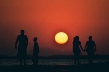 Fototapeta premium sunset sun people tree silhouette