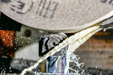 Dressing of the grinding wheel with a diamond roller with coolant cooling.