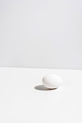 Un huevo aislado sobre una mesa blanca	