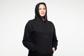 Femme a capuche 