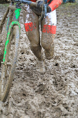 ciclocross cyclocross ciclista a pie con la bicicleta en la mano en una pista de barro competición  país vasco 4M0A4795-as22