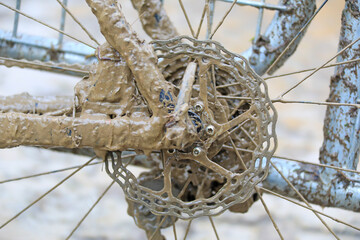 bicicleta sucia de barro piñones cambios rueda radios ciclocross cyclocross ciclista país vasco...