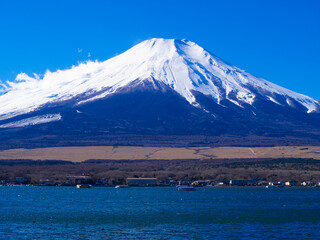 日本の美しい山富士山とふもとにたたずむ山中湖