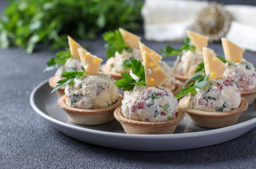 Tartlets with sausage and cheese - a delicious homemade holiday snack