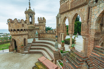 Fototapeta premium Fotografías del Castillo Monumento de Colomares, este narra con su piedra la gesta del descubrimiento de un nuevo mundo llamado América.