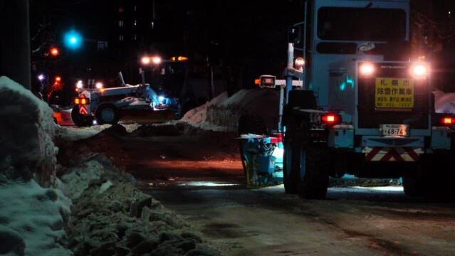 夜間の除雪作業  北海道札幌市