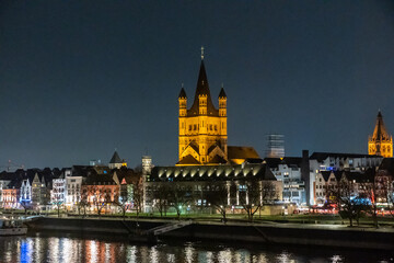 Groß St. Martin am Abend in der Kölner Stadt