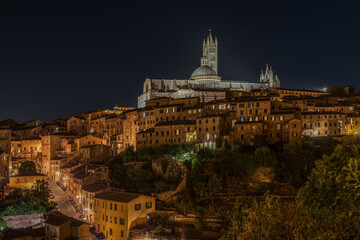 Night view of the Cathedral of Siena above the historic centre of Siena, Tuscany, Italy - obrazy, fototapety, plakaty