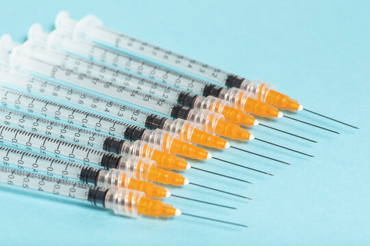 viele Impfspritzen mit Nadel