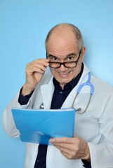 Arzt mit Brille, Stethoskop und Krankengeschichte
