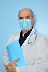 Arzt mit Maske, Stethoskop und Krankengeschichte