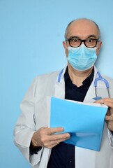 Arzt mit Brille, Maske, Stethoskop und Krankengeschichte