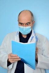 Arzt mit Maske, Stethoskop und Krankengeschichte