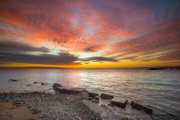Obraz premium A beautiful sunrise on the coast of the Red Sea painted the sky over the beach with bright colors