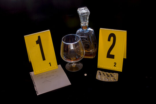 escena del crimen.,  delito, huellas del crimen, nota suicidio, criminal&iacute;stica, criminolog&iacute;a. inspecci&oacute;n ocular, rese&ntilde;ando indicios.