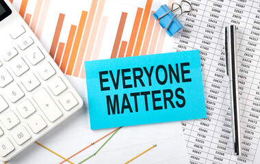 Obraz premium EVERYONE MATTERS on sticker on chart background, business concept