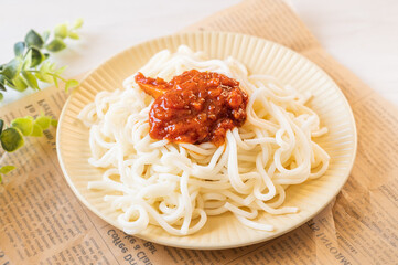 トマトソースをかけたソフトめん