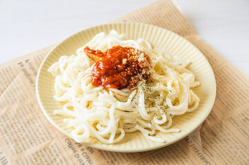 トマトソースをかけたソフトめん