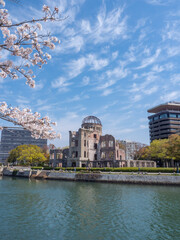 広島平和記念公園の桜と原爆ドーム