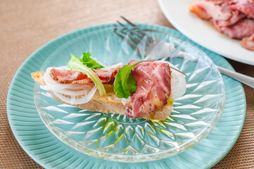 パンにのせたローストビーフ