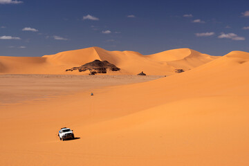 Algerian Sahara expedition, traveling by offroad AWD jeeps through sand dunes © Alexey