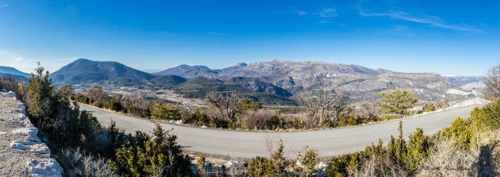 Vue panoramique des gorges du Verdon avec une route au premier plan