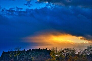 突き抜ける夕陽