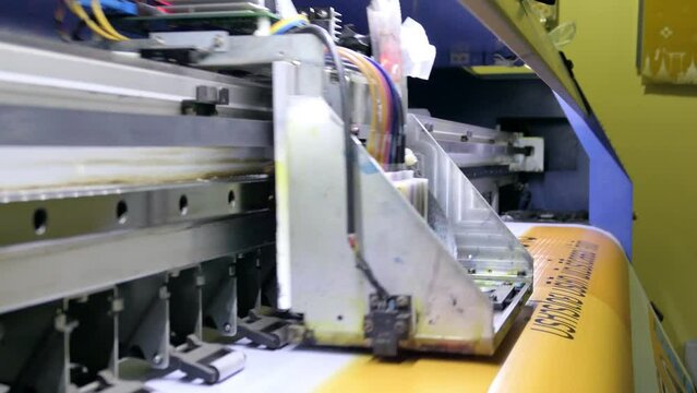Large inkjet printer cmyk format working on vinyl