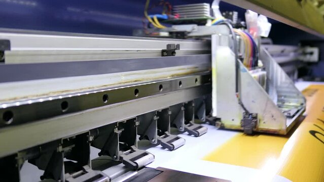 Large inkjet printer cmyk format working on vinyl