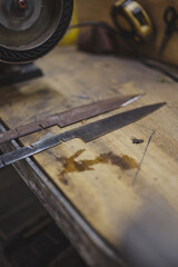 Fototapeta na wymiar Fabricacion de cuchillos de artesano