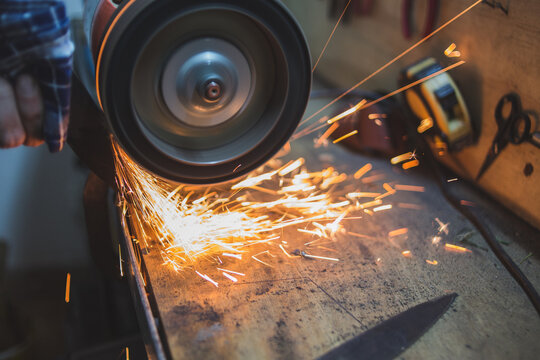 Torno de artesano para fabricar cuchillos
