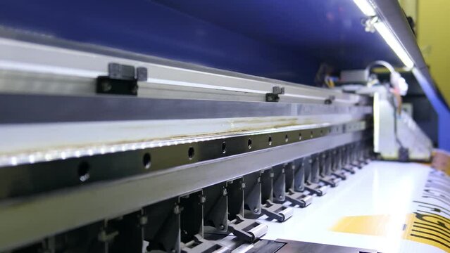 Large inkjet printer cmyk format working on vinyl