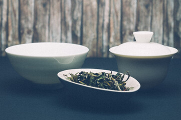 Teeschale und Gaiwan vor Holzhintergrund, tee, tea, chai, 茶